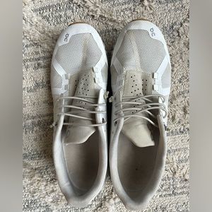 White/sand on cloud size 9